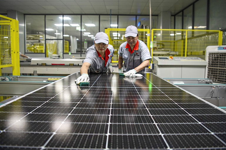 На фото: производство солнечных панелей на предприятии компании Zhejiang G&P Sun Energy, провинция Чжэцзян, Цзиньхуа, Китай.