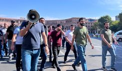 Как бывших жителей Карабаха настраивают против России