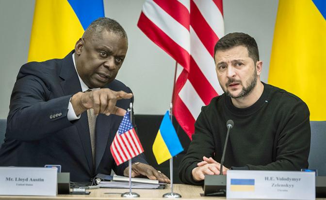 На фото: министр обороны США Ллойд Остин (слева) и президент Украины Владимир Зеленский (справа)