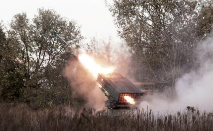 На фото: боевая работа расчета реактивной системы залпового огня (РСЗО) "Град" в зоне СВО