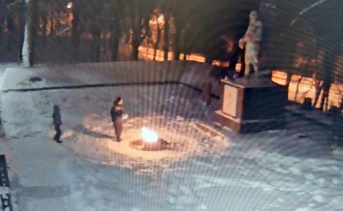 На фото: школьники, которые забросали снегом Вечный огонь в Красном Селе