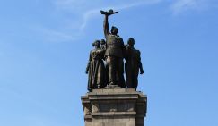 За снос советских памятников европейцев надо давить, для начала - экономически