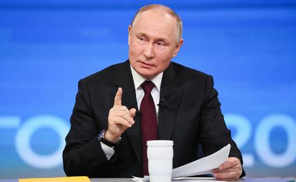 На фото: президент России Владимир Путин во время программы "Итоги года" в Гостином дворе.