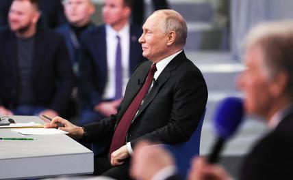На фото: президент России Владимир Путин во время программы "Итоги года" в Гостином дворе.