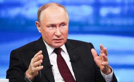 На фото: президент России Владимир Путин во время программы "Итоги года" в Гостином дворе.