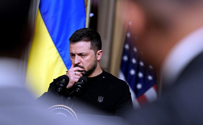 На фото: президент США Джо Байден и президент Украины Владимир Зеленский проводят совместную пресс-конференцию в Зале индийских договоров в здании административного офиса Эйзенхауэра на территории кампуса Белого дома в Вашингтоне