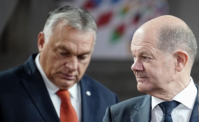 На фото: премьер-министр Венгрии Виктор Орбан и анцлер Германии Олаф Шольц (слева направо)