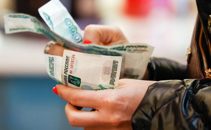 Финансовый аналитик объяснила, почему россияне выкидывают деньги на ветер