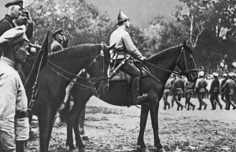 На фото: командующий Западным фронтом РККА Михаил Николаевич Тухачевский (в центре) во время смотра войск.