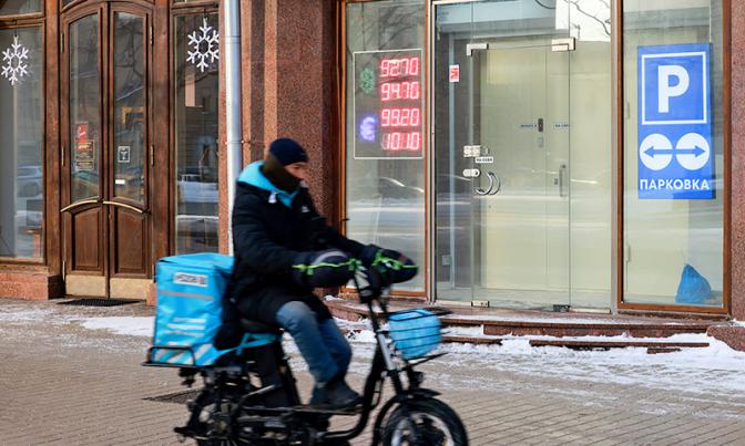 Эксперт оценила прогноз курса доллара от Костина