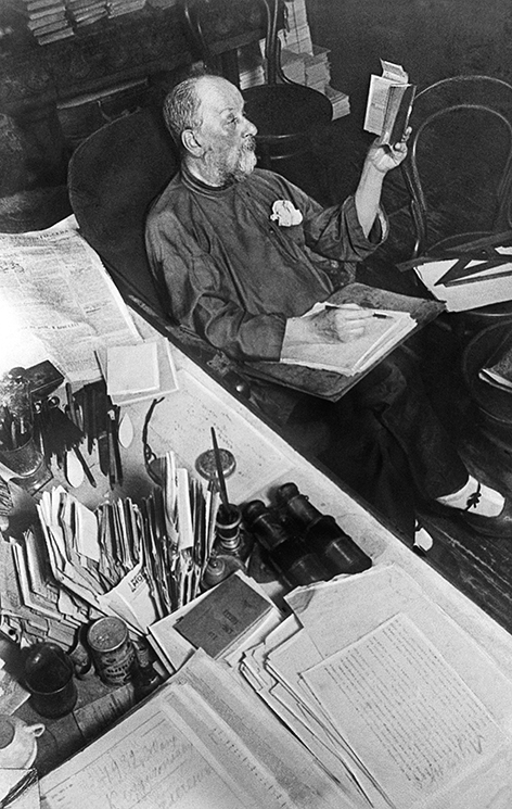На фото: русский философ, основоположник теоретической космонавтики Константин Эдуардович Циолковский в своем рабочем кабинете, Калуга, 1932 год.