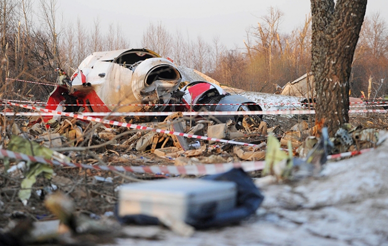 На фото: обломки самолета Ту-154, упавшего в районе Смоленска. На борту самолета находились 96 человек, в том числе президент Польши Лех Качиньский с супругой. 10 апреля 2010 года