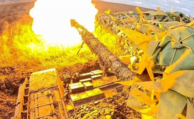 На фото: боевая работа экипажа танка Т-72Б3 в зоне СВО