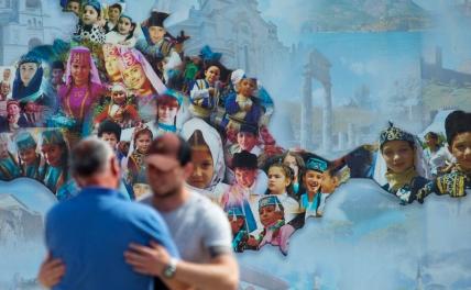 На фото: во время памятных мероприятий, приуроченных ко Дню памяти жертв депортации крымских татар