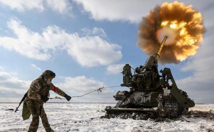 На фото: военнослужащий во время боевой работы расчета самоходной артиллерийской установки (САУ) "Малка" в зоне проведения специальной военной операции.