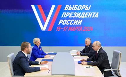На фото: президент РФ Владимир Путин (справа на первом плане) во время подачи документов для регистрации кандидатом на пост президента РФ в Центральной избирательной комиссии РФ
