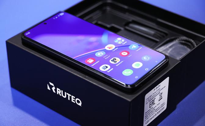 На фото: презентация российских смартфона "Р-ФОН" и мобильной операционной системы "РОСА Мобайл"