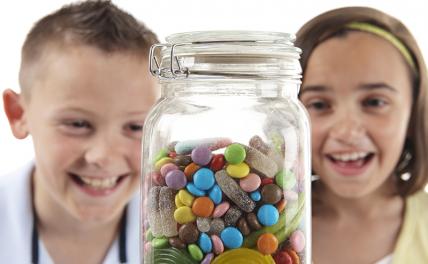 До трех штук в сутки: Врачи назвали норму потребления конфет для детей