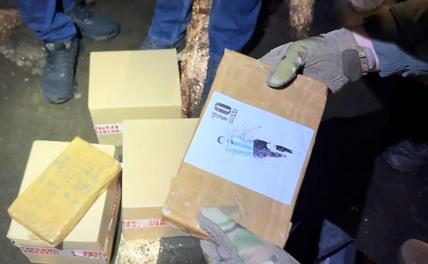 На фото: изъятие сотрудниками ФСБ РФ 673 кг кокаина стоимостью более 2,5 млрд рублей, который собирались контрабандно переправить в Евросоюз.