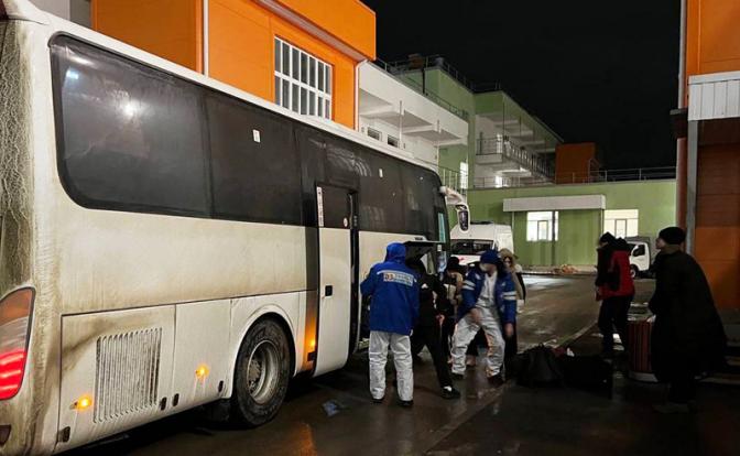 На фото: автобус с пассажирами поезда Тюмень-Адлер, у которых была выявлена высокая температура.