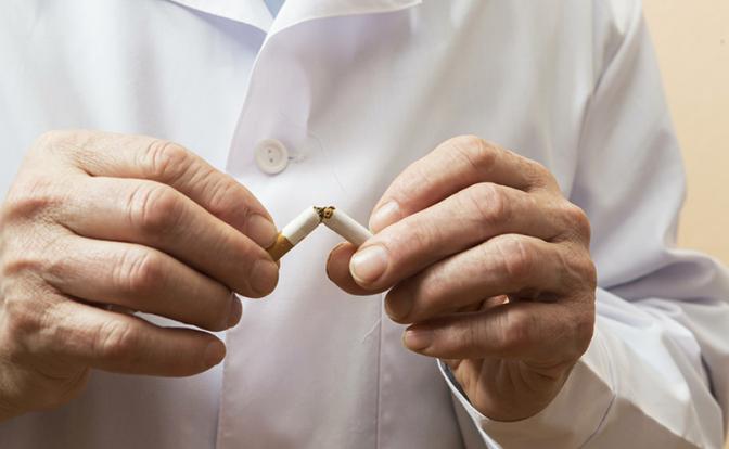 Эксперт: курение – зло, но бороться с ним надо осторожно