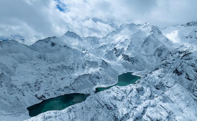 На фото: вид с воздуха на заснеженные горы в живописной местности ледника Дагу в округе Хэйшуй, Тибетская и Цянская автономная префектура, провинция Сычуань, Китай.