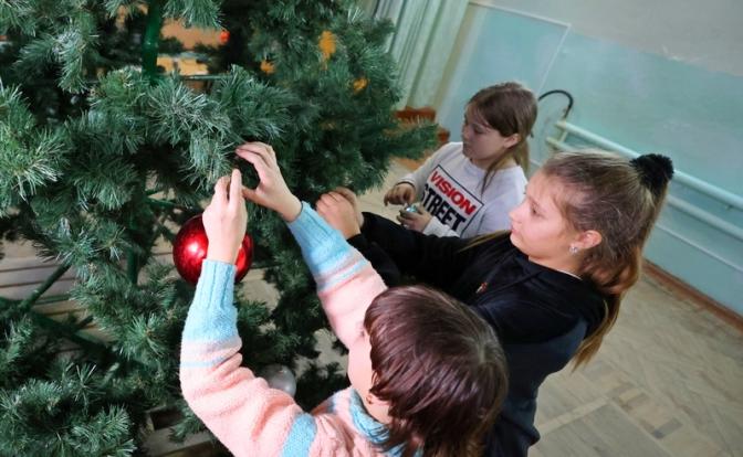 Миронов пожаловался Кравцову на отмену в школах елок из-за мигрантов