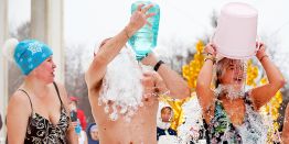 Разрушительный шторм в Сочи, вечеринка Ивлеевой, голые люди на морозе - закаленная Россия, обрушение горки в Хакасии