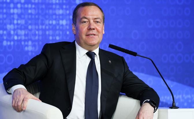 На фото: заместитель председателя Совета безопасности РФ, председатель партии "Единая Россия" РФ Дмитрий Медведев