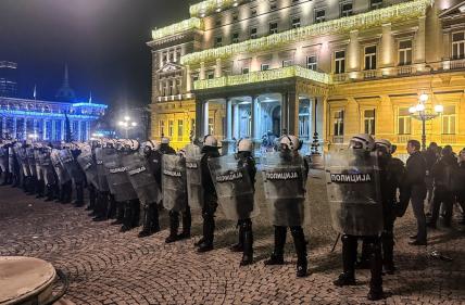 На фото: сотрудники полиции на месте проведения митинга у здания городской администрации в Белграде, Сербия.