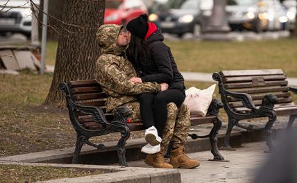 «Пусть сначала попробуют сломать меня»: Женщины Украины готовы отбивать своих мужчин от военкоматов