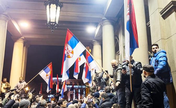 На фото: во время акции протеста в Белграде, Сербия.