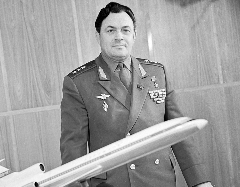 На фото: министр гражданской авиации СССР Б.П. Бугаев, 1971