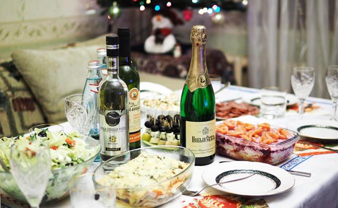 Диетолог рассказала, как не переесть и не перепить на Новый год
