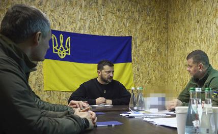 На фото: президент Украины Владимир Зеленский( в центре) и главком вооруженных сил Украины Валерий Залужный(справа)