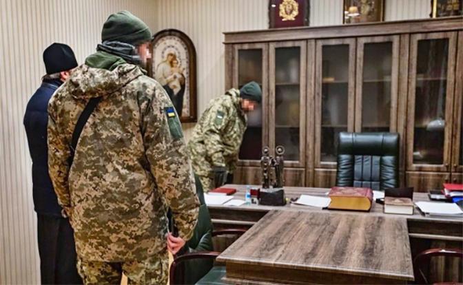 На фото: сотрудники СБУ проводят обыски в принадлежащих УПЦ помещениях