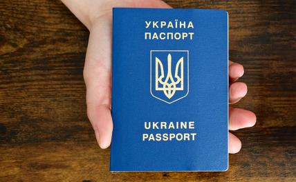Украинцы встали в очереди за паспортами в Варшаве