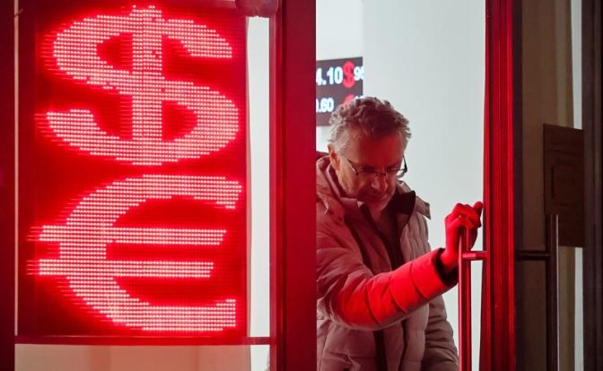 Курс доллара падает на Мосбирже, рубль укрепляется вопреки прогнозам