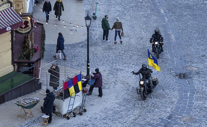 На фото: люди на улице Киева