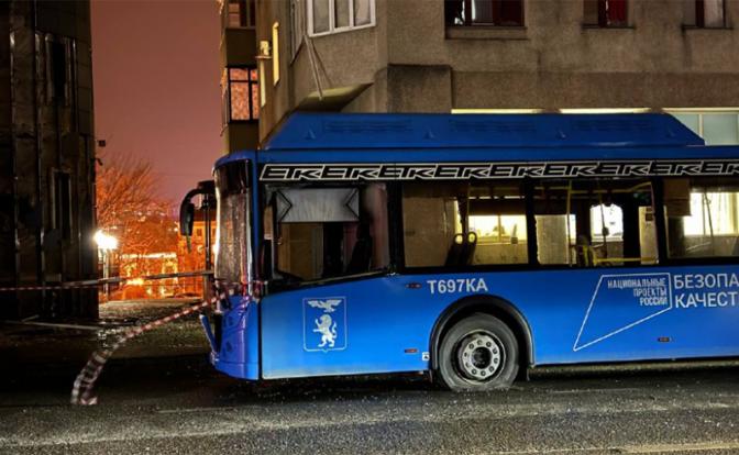 На фото: последствия массированного обстрела Белгорода