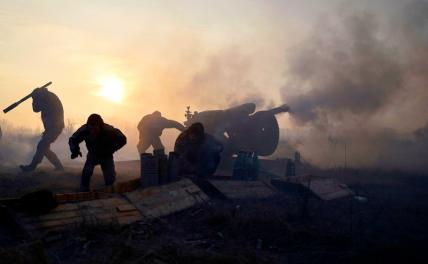 На фото: украинские солдаты стреляют из миномета