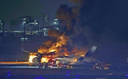 На фото: пассажирский самолет авиакомпании Japan Airlines загорелся в аэропорту Токио