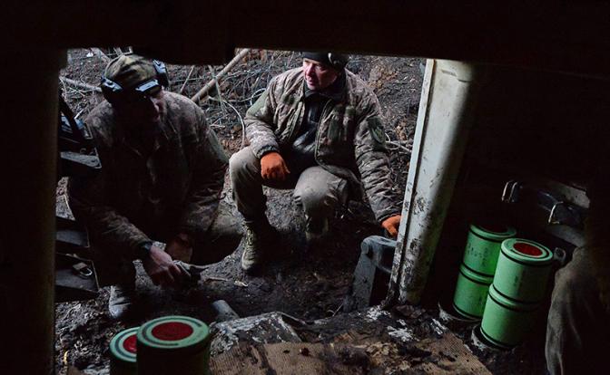 На фото: украинские солдаты загружают боеприпасы для американских САУ М109, Донецкая область