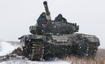 На фото: танк Т-72 во время боевой работы танкового подразделения Вооруженных сил РФ на южном направлении СВО.