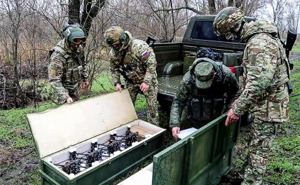 На фото: разведчики группировки войск "Восток" во время передачи дронов-камикадзе.