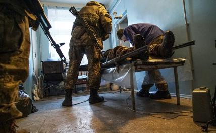 На фото: украинские военнослужащие в госпитале