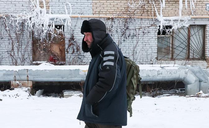 На фото: мужчина у жилого дома, оставшегося без отопления и горячей воды в результате прорыва теплотрасс из-за неправильной эксплуатации котельной сотрудниками Климовского специализированного патронного завода (ЗАО "КСПЗ").