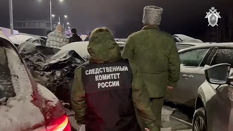 На фото: сотрудники Следственного комитета РФ на месте массового ДТП на трассе М-11 "Нева". 