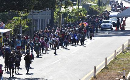 На фото: караван из более чем 10 тыс. мигрантов движится с юга Мексики в США