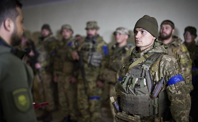 На фото: президент Украины Владимир Зеленский(слева)